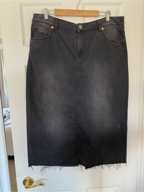 Women's Black Denim Midi Skirt - Frayed Hem